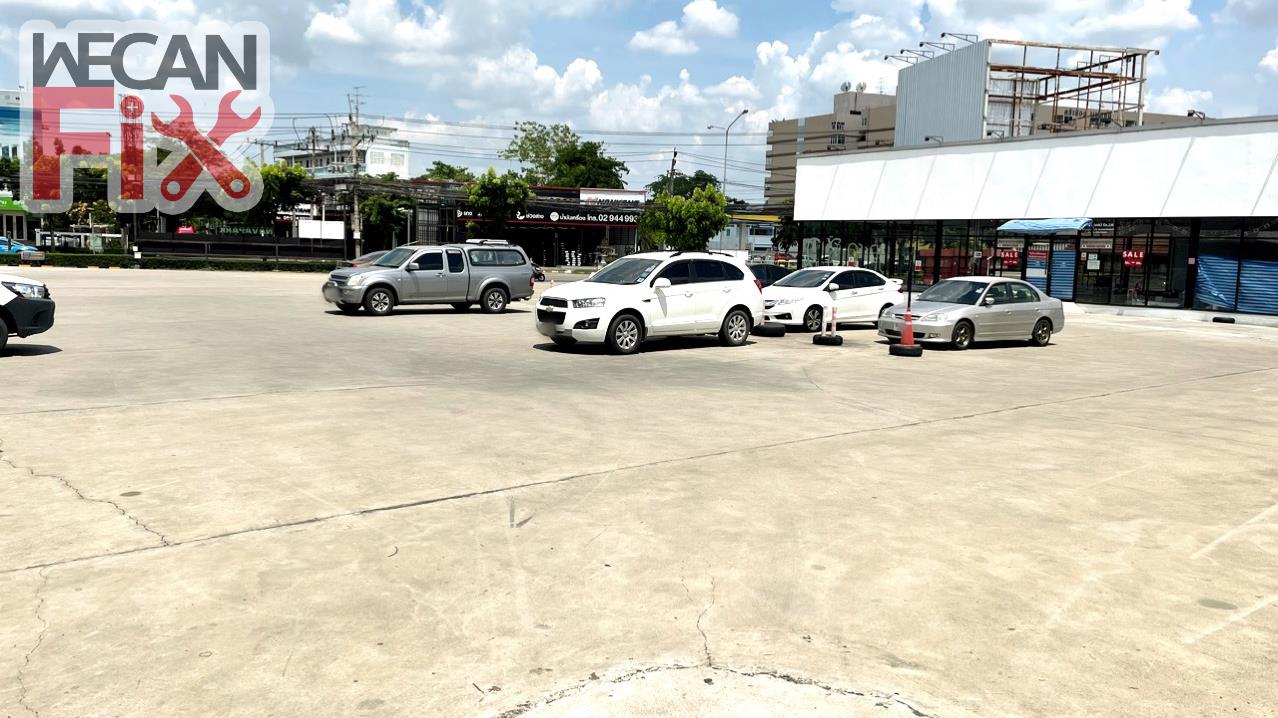 ที่จอดรถรอส่งคืนลูกค้า